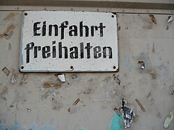 File:Hinweis Einfahrt freihalten.JPG